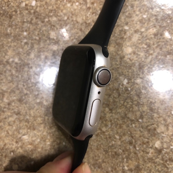 Apple Watch Generation 4 with bands 40mm - Picture 5 of 9